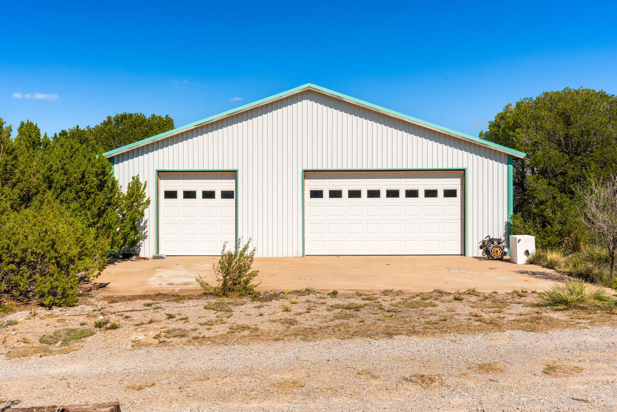 Detached multi-bay garage at 31 Kramer Road in Sandia Park